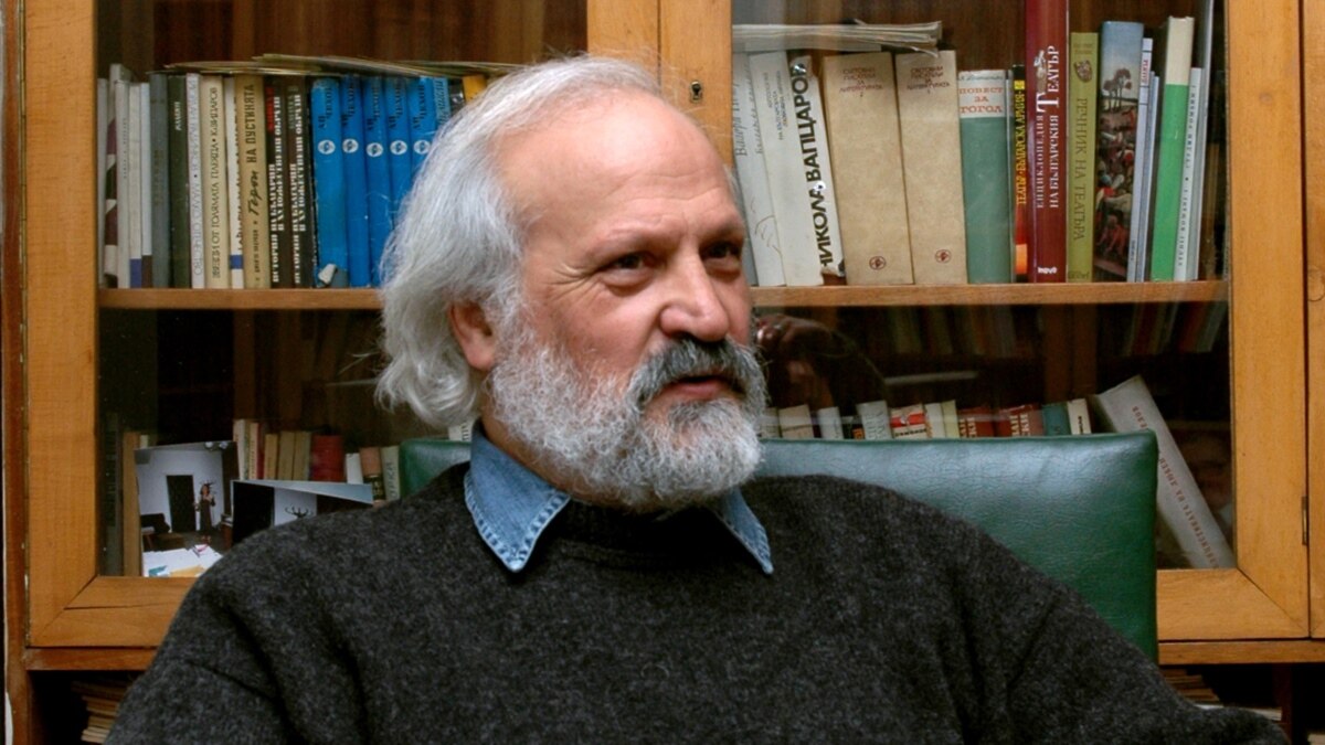 Той е сценарист на поне два безсмъртни български филма -