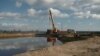 Слив нефтесодержащих отходов в шламохранилище неподалеку от месторождения Одопту на севере Сахалина. Фото: Марина Сычева
