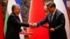 Председатель Китая Си Цзиньпин (справа) и президент Узбекистана Шавкат Мирзиеев на церемонии подписания на полях саммита Китай – Центральная Азия в Сиане, провинция Шэньси, 18 мая 2023 года