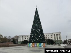 Главная новогодняя елка Крыма в Симферополе. Декабрь 2023 года