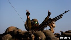 Израильский военный на границе сектора Газа во время перемирия 24 ноября 2023 г.