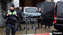 Pogrebnici preuzimaju tijela žrtava pucnjave u crkvi Jehovinih svjedoka u Hamburgu, 10. ožujka 2023.