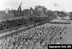 Defilare de 1 mai 1965. Toate categoriile sociale erau implicate, inclusiv elevii pionieri sau adolescenții din Uniunea Tineretului Comunist (UTC).