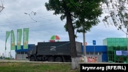 Российский военный грузовик с символом Z заезжает на Горьковский мост в Керчи