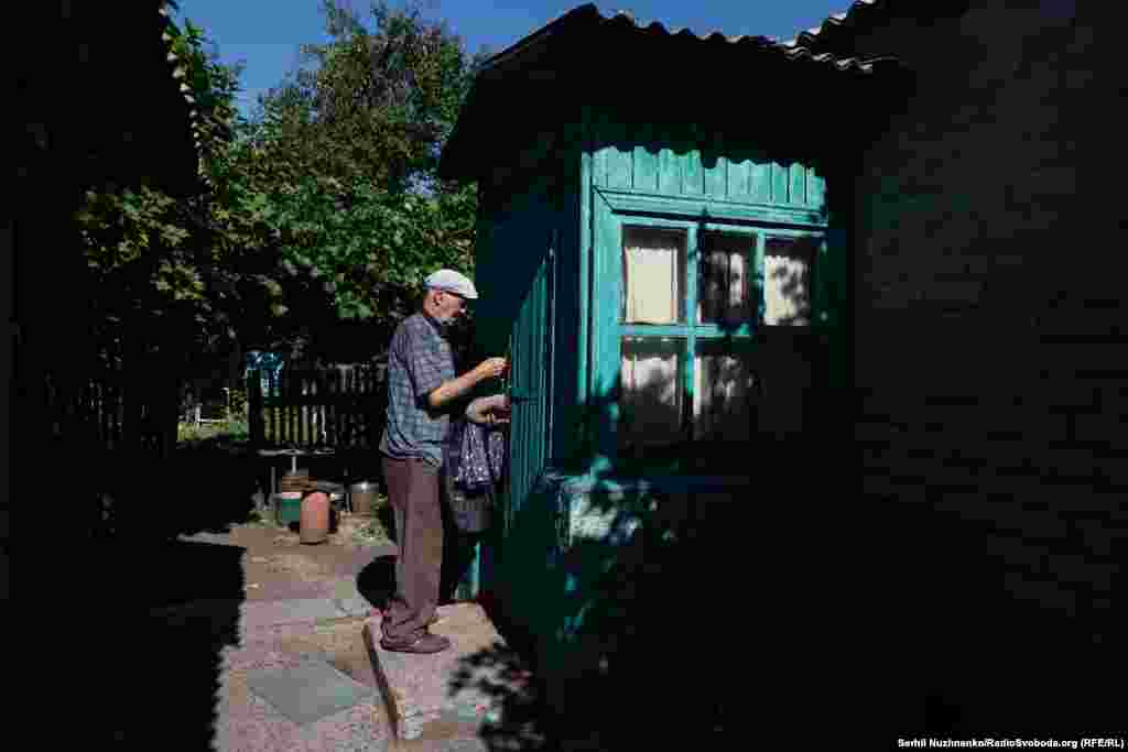 Пану Василю 84 роки, 65 з них він прожив на Донбасі. Чоловік зачиняє двері на замок у своєму будинку у Новогродівці, який побудував власноруч, і кладе ключі у літній кухні &ndash; так за сільською традицією роблять, коли йдуть з дому ненадовго.