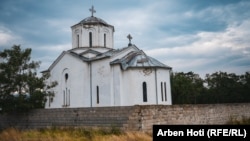 Iglesia de San Elías en agosto de 2024, después de ser restaurada tras la destrucción de 2004, vandalizada nuevamente en 2006 y luego nuevamente restaurada.