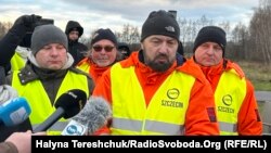 Серед польський протестувальників ‒ голова люблінського осередку партії «Конфедерація свободи та незалежності» Рафал Меклер (ліворуч). Дорогусь (Польща), 25 листопада 2023 року