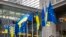 پرچم اوکراین و اتحادیه اروپا در بروکسل
