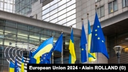 Перед будівлею Європарламенту щороку 24 лютого вивішують українські прапори 