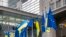 Перед будівлею Європарламенту щороку 24 лютого вивішують українські прапори 