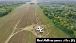 Самолёт "Уральских авиалиний" после посадки в поле под Новосибирском