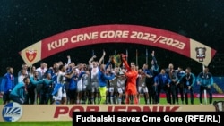 Fudbalski klub Sutjeska, čiji navijači su skandirali "Nož, žica, Podgorica, slavi Kup Crne Gore. 29. maj, Podgorica
