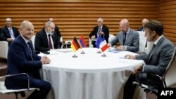 Slijeva nadesno: Olaf Šolc, Nikol Pašinjan, Šarl Mišel, Emanuel Makron na sastanku uoči plenarne sjednice samita u Granadi, Španija, 5. oktobar 2023.