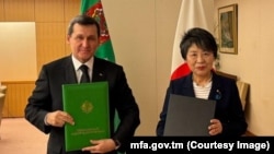 Türkmenistanyň daşary işler ministri Raşid Meredow özüniň ýaponiýaly kärdeşi Ýoko Kamikawa bilen