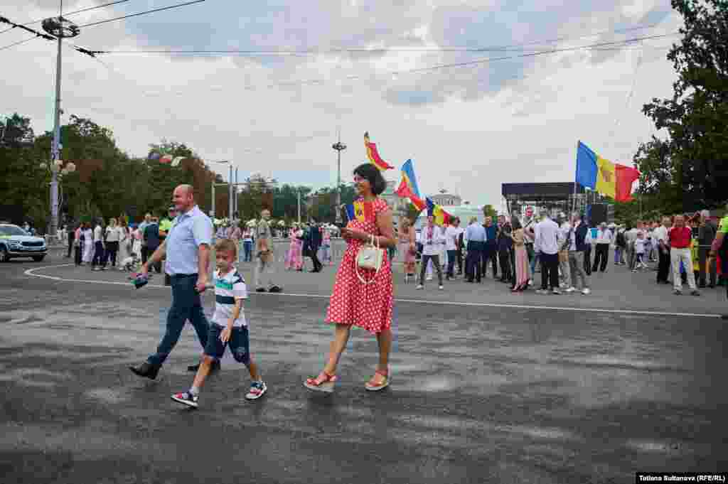 О familie în centrul Chișinăului, la manifestațiile organizate cu ocazia celor 33 de ani de independență