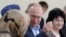 Президент России Владимир Путин в окружении жителей Дагестана поднимает тост в честь победы во Второй мировой войне. Архивное фото