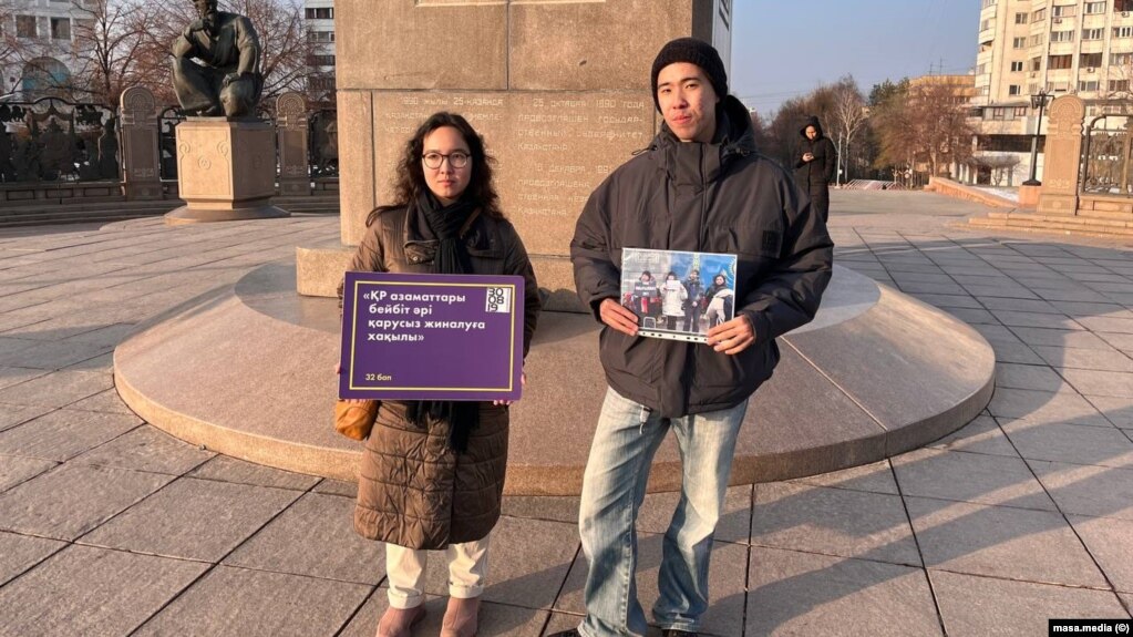 Активисты Oyan, Qazaqstan! Акмарал Джакибаева и Айсултан Кудайберген на акции перед монументом Независимости. Алматы, 3 января 2024 года
