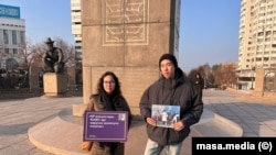 Акмарал Джакибаева и Айсултан Кудайберген проводят пикет в поддержку арестованных соратников, активистов «Oyan, Qazaqstan». Алматы, 3 января 2024 года