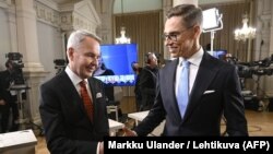 Candidații care au obținut cele mai multe voturi în primul tur al alegerilor prezidențiale din Finlanda: Alexander Stubb (în dreapta), din partea Partidului Coaliției Naționale și Pekka Haavisto, din partea partidului Verzilor.