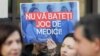 Medicii de familie protestează față de propunerea Casei Naționale de Sănătate de a micșora tarifele pentru pacienți și pentru serviciile medicale începând cu 1 februarie 2024. Medicii spun că nu vor încheia contracte cu CNAS, iar pacienții vor fi nevoiți să plătească serviciile.