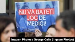 Medicii de familie protestează față de propunerea Casei Naționale de Sănătate de a micșora tarifele pentru pacienți și pentru serviciile medicale începând cu 1 februarie 2024. Medicii spun că nu vor încheia contracte cu CNAS, iar pacienții vor fi nevoiți să plătească serviciile.