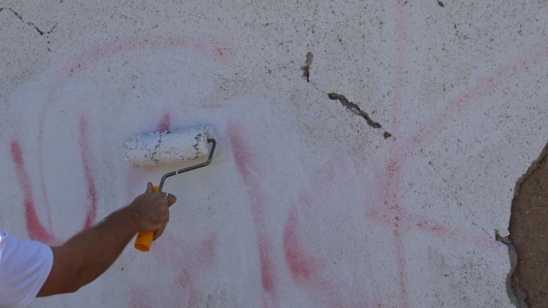 YIHR KS mbulon grafitet në shtëpinë e një familjeje serbe në afërsi të Vushtrrisë