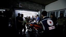 Një pacient i plagosur duke u futur në spitalin Shifa në veri të Rripit të Gazës, më 17 tetor 2023.
