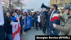 Miután sok fiatal csatlakozott a közelmúltbeli georgiai tüntetésekhez, az ország kormánypártja most egy liberális klubra szállt rá, amely előadásokat és workshopokat szervez tizenévesek számára