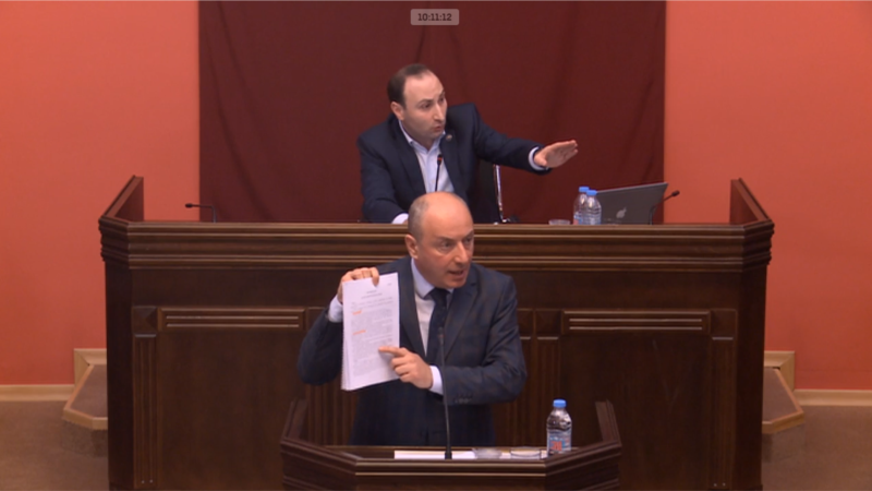 “მომხსენებელი იტყუება, ეს არის რუსული კანონი” – იურიდიულ კომიტეტში “უცხოეთის აგენტების” განხილვა ვერ იწყება