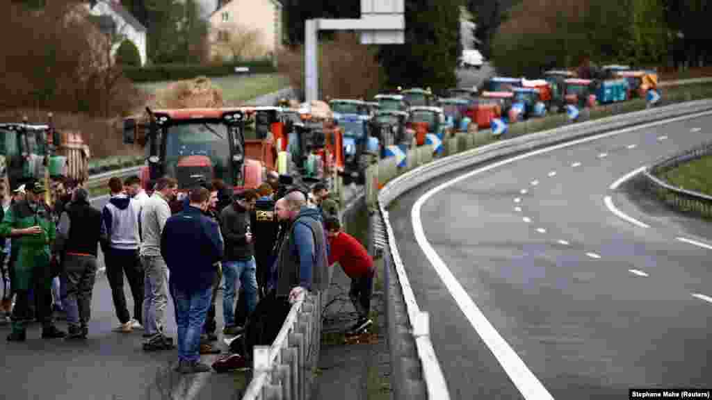 A francia gazdák traktorjaikkal blokkolják az N12-es utat Bretagne-ban