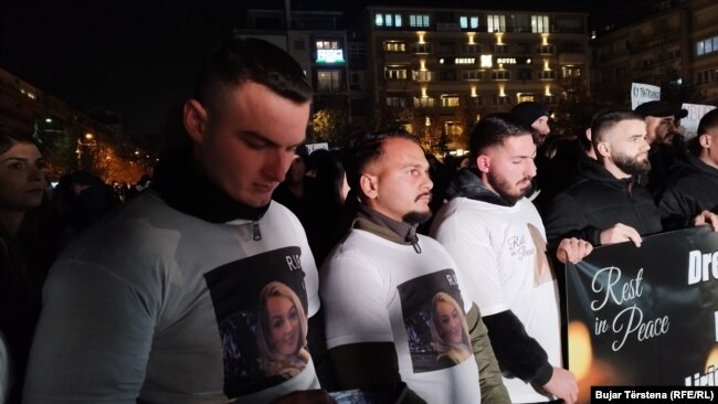 Protestuesit veshin fanella me fotografinë e Liridona Murselit, e cila u vra më 29 nëntor në Prishtinë. Si i dyshuar për vrasjen e saj u arrestua edhe bashkëshorti i saj, Naim Murseli.