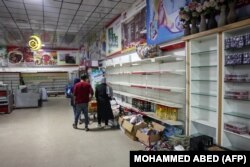 Prodavnica s praznim rafovima u gradu Kan Junis na jugu Pojasa Gaze,21. novembar 2023.