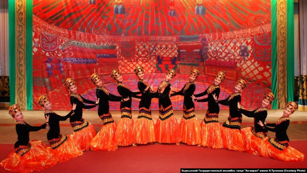 "Акмарал" мамлекеттик бий ансамбли. Архивдик сүрөт.