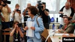 Гордана Сиљановска-Давкова при денешното гласање на двојните избори.