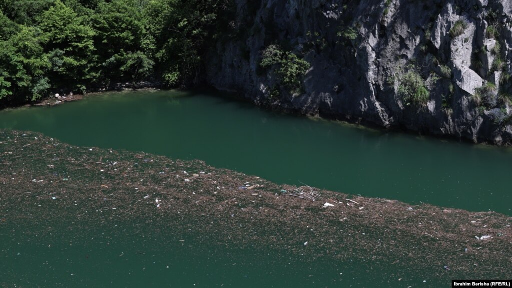 Mbeturinat e grumbulluara në liqe. Liqeni i Komanit është një rezervuar në lumin Drin, që ushqehet nga lumenjtë Shala dhe Valbona.