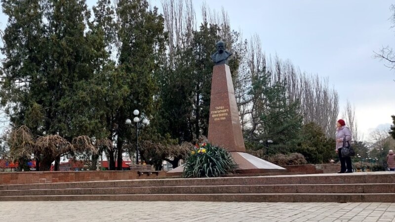 Жители Керчи возложили цветы к памятнику Тарасу Шевченко в день его рождения (+фото)