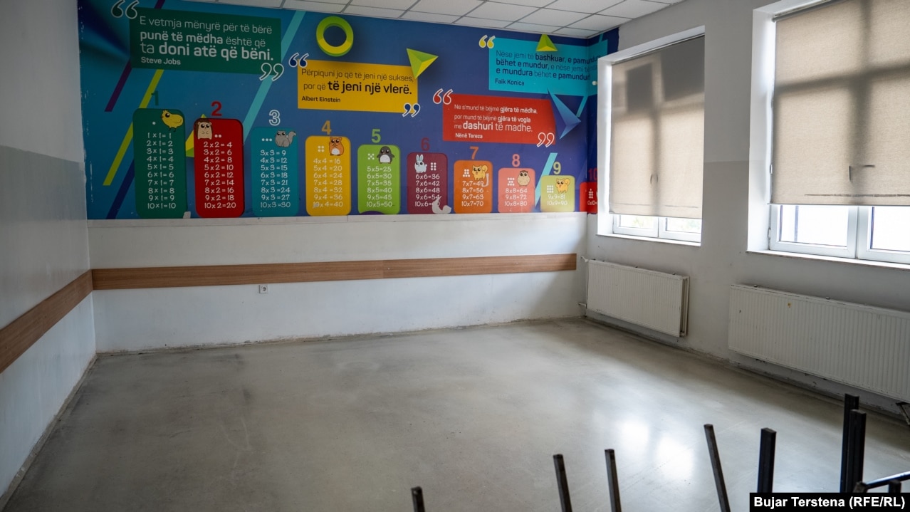 Përgatitjet në një klasë për mësimin gjithëditor në shkollën "Faik Konica".