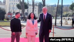 Presidentja e Kosovës, Vjosa Osmani takon presidentin e Ukrainës, Volodymyr Zelensky dhe kryeministrin e Shqipërisë, Edi Rama në Tiranë.