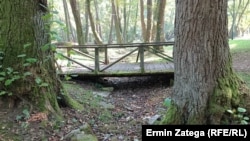 Jedan od rukavaca na popularnom izletištu "Vrelo Bosne" je potpuno presušio, ostavljajući korito potpuno suhim. Sarajevo, 29. august 2024. godine.