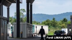 Pikëkalimi kufitar mes Kosovës dhe Serbisë në Merdarë. Fotografi nga arkivi. 