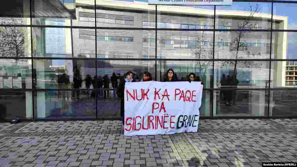 Me një baner me mbishkrimin &ldquo;Nuk ka paqe pa sigurinë e grave&rdquo;, disa vajza protestuan të dielën para Gjykatës në Prishtinë, ku iu caktua masa e paraburgimit tre të dyshuarve për vrasjen e një gruaje. Liridona Ademaj Murseli është vrarë më 29 nëntor në Prishtinë. Në mesin e të dyshuarve për vrasjen e 30-vjeçares është edhe burri i saj, i identifikuar nga mediat lokale si Naim Murseli.&nbsp;