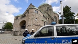 حضور پلیس آلمان در محل یک کنیسه یهودی پس از تیراندازی به سوی ساختمان آن