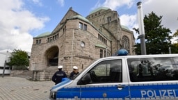 حضور پلیس آلمان در محل یک کنیسه یهودی پس از تیراندازی به سوی ساختمان آن