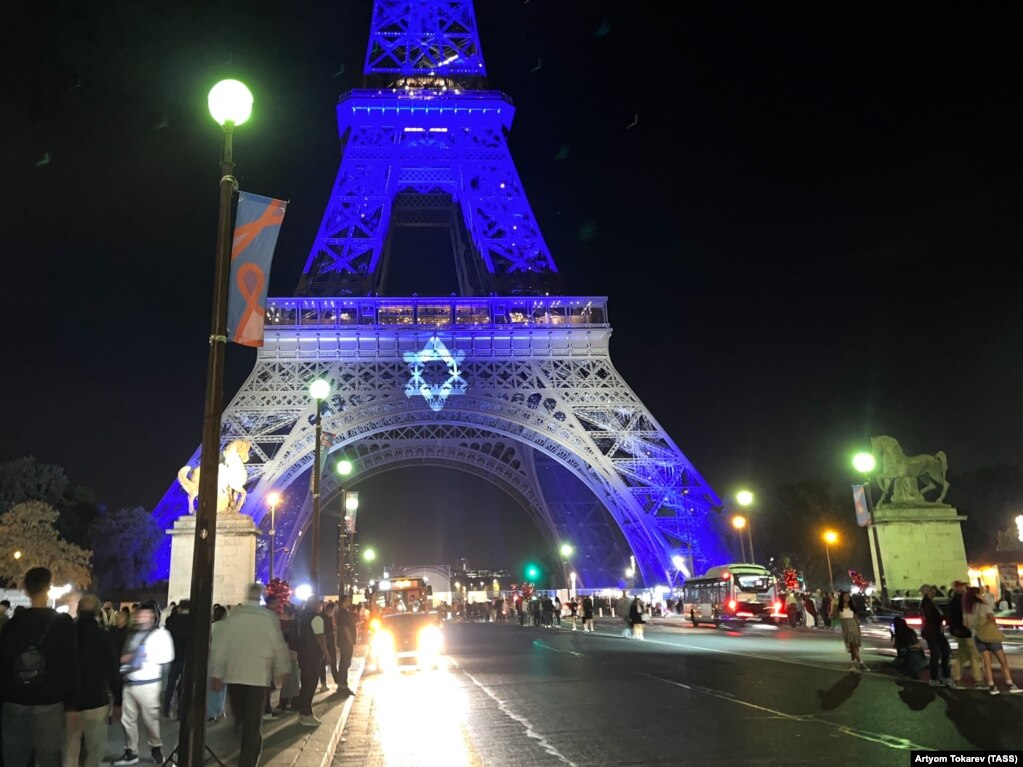 The Eiffel Tower lit up in the colors of the Israeli flag on October 9. 