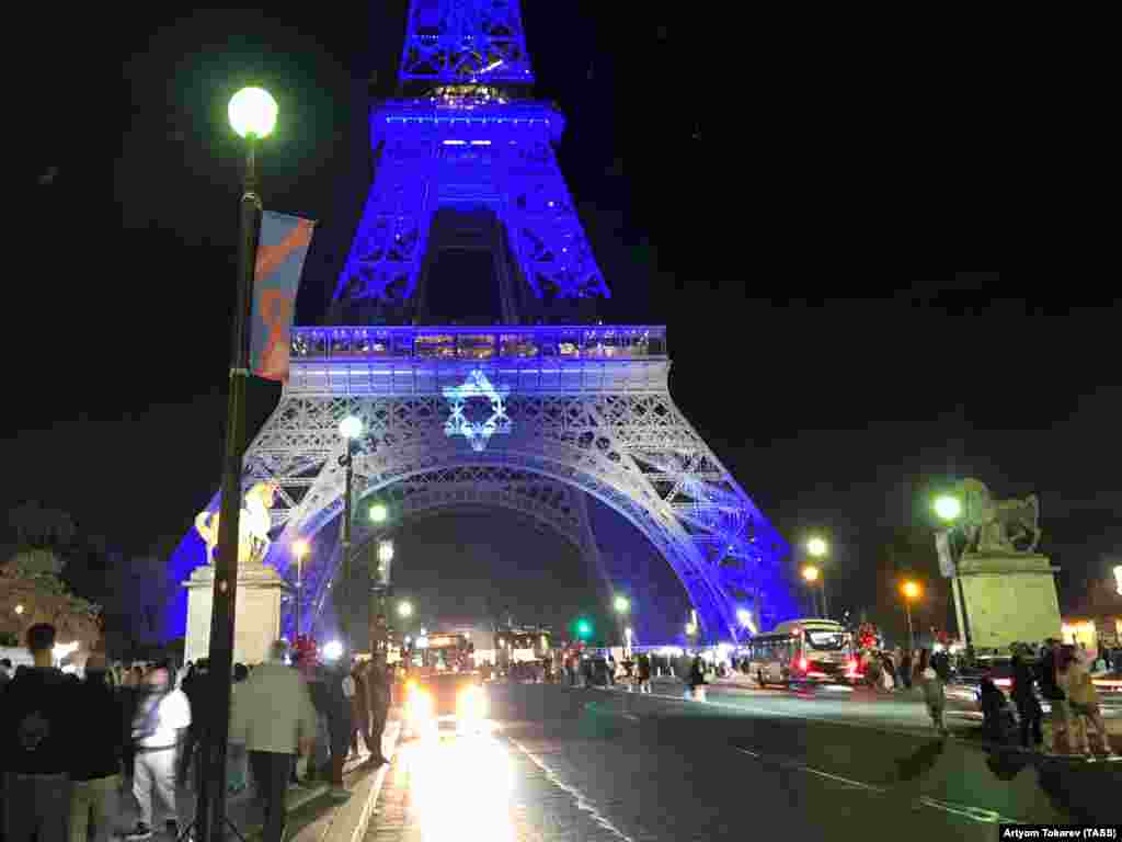 The Eiffel Tower lit up in the colors of the Israeli flag on October 9