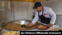 Плов считается одним из основных блюд узбекской кухни.