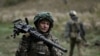 Украинский военнослужащий во время тактических учений в Донецкой области 