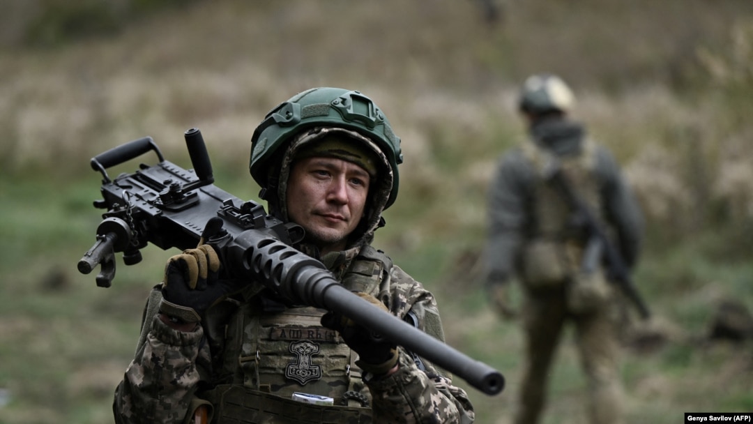 Украинский военнослужащий во время тактических учений в Донецкой области 