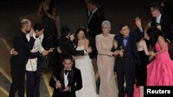 Ekipa filma "Sve u isto vrijeme" tokom dodjele Oskara za najbolji film