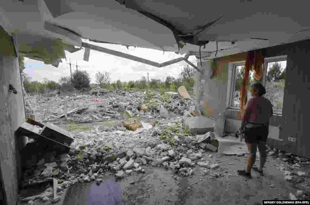 Locals clear debris following a rocket strike on a house in a village near Brovary in Ukraine&#39;s Kyiv region.&nbsp;